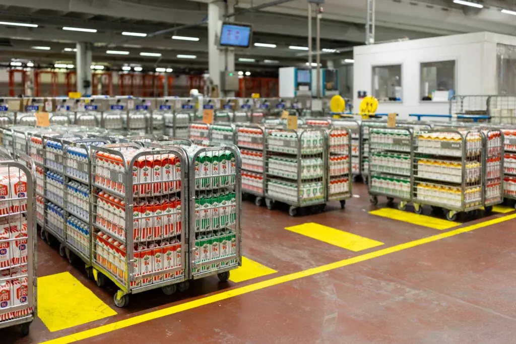 Rullburar med mejeriprodukter i Arla Foods färskvarulager i Jönköping.