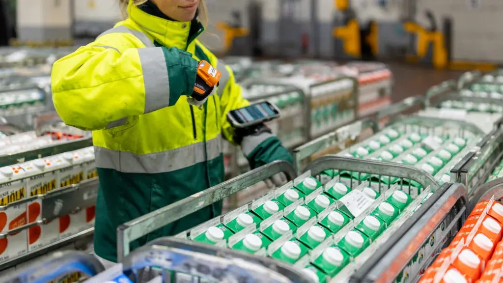 Lageroperatör på Arla Foods arbetar med Qpick vid plockning av mejeriprodukter.