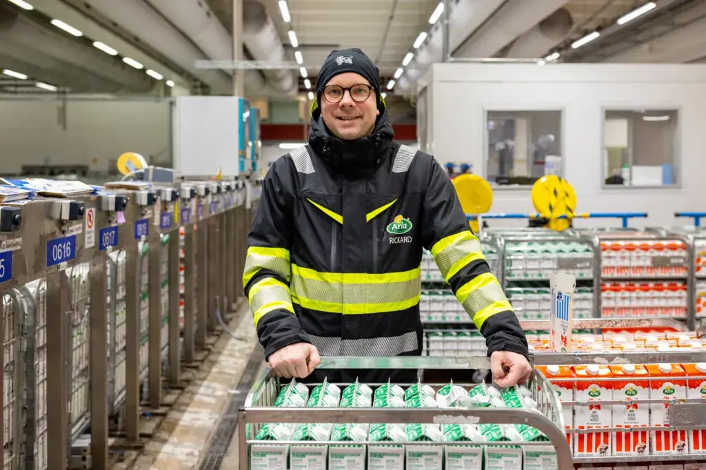 Rickard Widegren från Arla Foods i färskvarulagret i Jönköping.