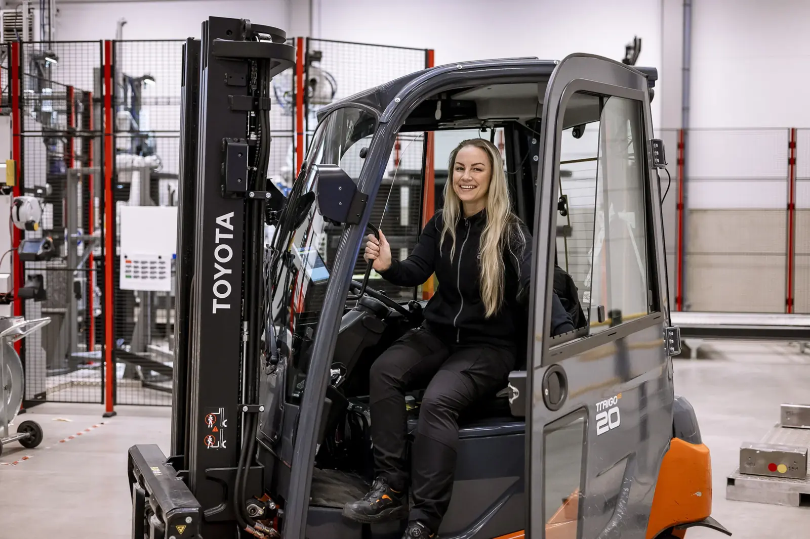 Madelen Karavelic i en truck hos Axjo Group AB i Gislaved.