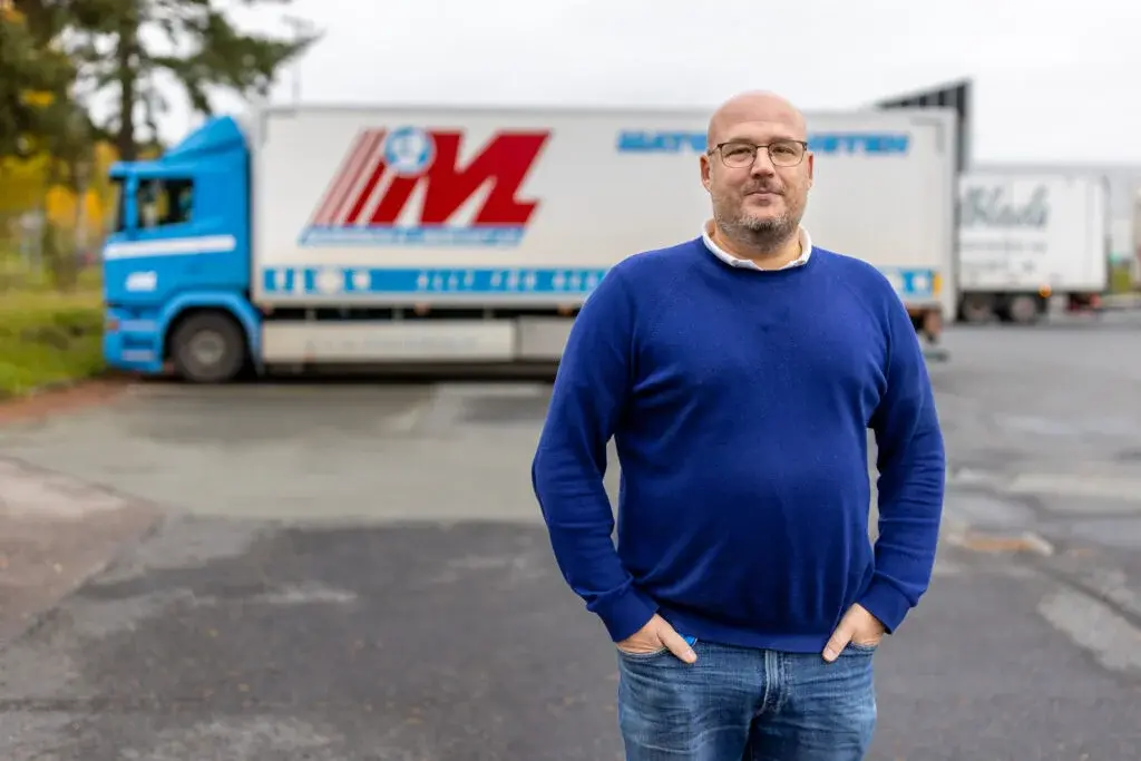 Magnus Palm framför Mårdskog & Lindkvists distributionsfordon.