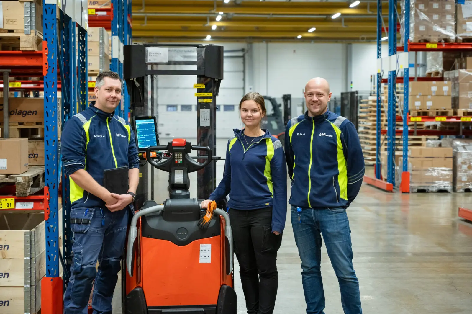 Anders Jonsson, Agnes Sandberg och Erik Ahnstedt i MP-bolagens lager.