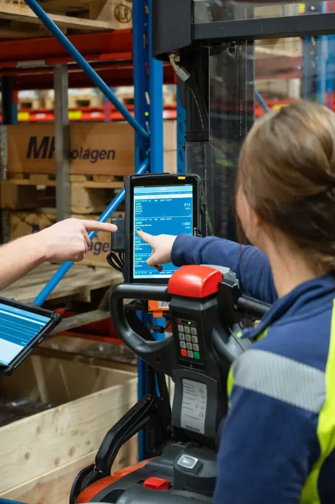 Medarbetare använder Qpick vid en truck i MP-bolagens lager.