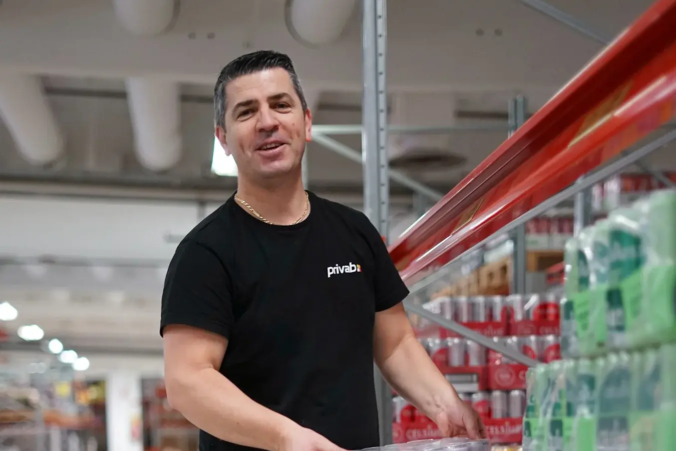 Arben Sadiku från Privab i företagets centrallager i Nässjö.